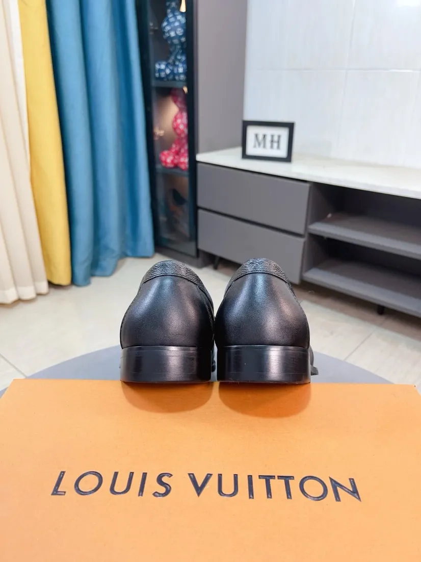 Men's Men's Shoes 💰458🌹🌹Niuli [LV] Louis Vuitton's new open-edge pigskin shoes are the most popular classic. Synchronized with the official website, the upper adopts Italian imported upper embossing➕comfortable cowhide lining, fashionable atmosphere, unique brand and unique craftsmanship. Highlighting the hot style of the new year. Stop hesitating, stop wandering, get it now. Code number: 38--44